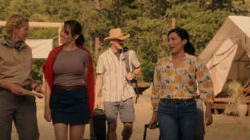 Trovata Quincy Blous e à Valence porté par Pat (Amy Puente) vu dans Big Sky (S03E01)