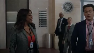 LIU JO Liu Jo Blazer For Woman porté par l’agent spécial Simone Clark (Niecy Nash) vu dans The Rookie: Feds (S01E01)