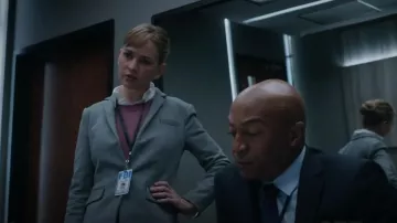 Theory Tailored Boyfriend Jacket worn by Laura Stensen (Britt Robertson) as seen in The Rookie: Feds (S01E01)