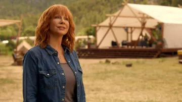 Wrangler à manches longues Western Snap Denim Shirt porté par Sunny Barnes (Reba McEntire) vu dans la série télévisée Big Sky (S03E01)