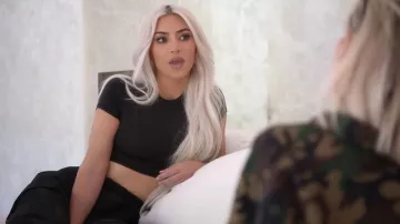 Balenciaga Logo Track Pants usado por Kim Kardashian como se ve en The Kardashians (S02E01)