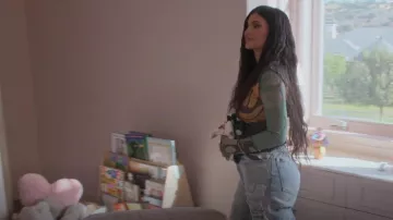 Misbhv Multicolor Wool T-Shirt porté par Kylie Jenner comme vu dans The Kardashians (S02E01)