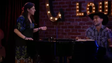 Bl-nk Le Tatiana Kaftan porté par Kat (Mayim Bialik) vu dans Call Me Kat (S03E01)