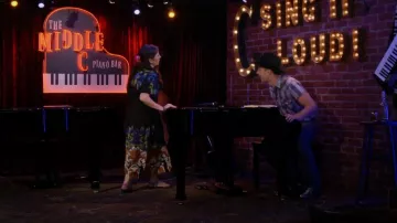 Sandales universelles originales Teva portées par Kat (Mayim Bialik) vues dans Call Me Kat (S03E01)