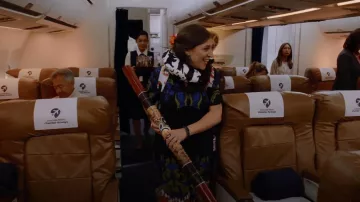 Ambesonne Cat Travel Pillow Neck Rest porté par Kat (Mayim Bialik) vu dans Call Me Kat (S03E01)