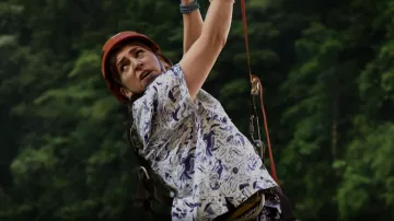 Maeve Classic Surf Shirt porté par Kat (Mayim Bialik) vu dans Call Me Kat (S03E01)