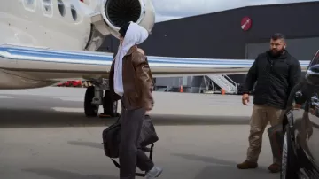 Veste Beaumont Falco portée par Kendall Jenner vue dans The Kardashians (S02E02)