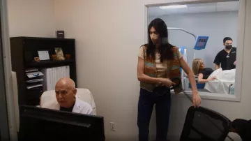 Khaite The Danielle Stretch Jean porté par Kendall Jenner vu dans The Kardashians (S02E02)