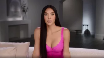Balenciaga Encaje Trim Mini Vestido usado por Kim Kardashian como se ve en The Kardashians (S02E02)