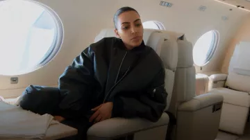 Chaqueta Bomber de alto brillo de gran tamaño de Prada usada por Kim Kardashian como se ve en The Kardashians (S02E02)