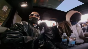 Gafas de sol Prada Runway usadas por Kim Kardashian como se ve en The Kardashians (S02E02)