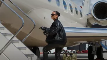 Gafas de sol Prada Linea Rossa usadas por Kim Kardashian como se ve en The Kardashians (S02E02)