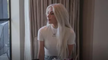 Balenciaga Unity Logo-Print Camiseta usada por Kim Kardashian como se ve en The Kardashians (S02E01)