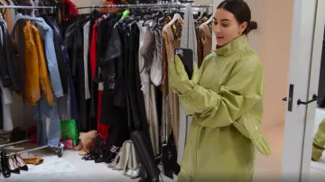 Chaqueta de cuero brillante de Prada usada por Kim Kardashian como se ve en The Kardashians (S02E02)