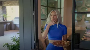 Balenciaga Logo Neck Pullover Top usado por Kim Kardashian como se ve en The Kardashians (S02E01)