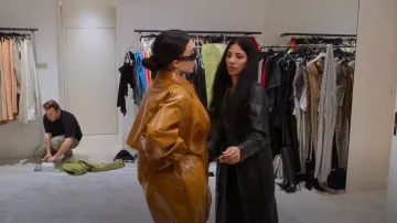 Camisa de cuero de Prada usada por Kim Kardashian como se ve en The Kardashians (S02E02)