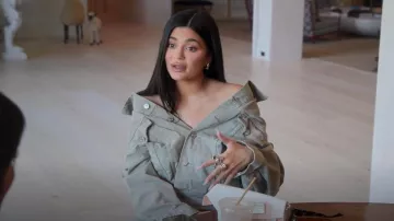 La bague Great Frog Michael Rodent Skull portée par Kylie Jenner telle que vue dans The Kardashians (S02E01)