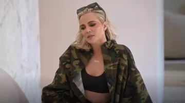 Balenciaga Camisa con estampado de camuflaje que lleva Khloé Kardashian como se ve en The Kardashians (S02E01)