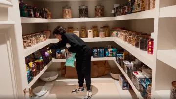 Jordan x Travis Scott Air Jordan 1 Low OG SP sneakers portés par Kris Jenner comme vu dans The Kardashians (S02E02)