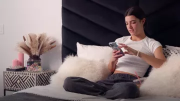 Skims Pointelle Logo T Shirt porté par Charli D’Amelio vu dans The D’Amelio Show (S02E01)