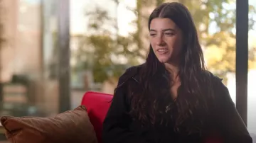 Brandy Melville Christy Hoodie usado por Charli D'Amelio como se ve en The D'Amelio Show (S02E01)