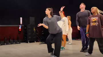 Joah Brown Oversized Crew Tee usado por Charli D'Amelio como se ve en The D'Amelio Show (S02E01)