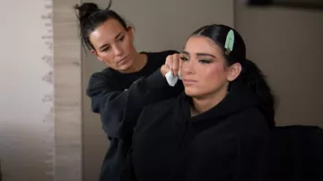 Social Tourist Oversized Crewneck Sweatshirt porté par Heidi D’Amelio vu dans The D’Amelio Show (S02E01)