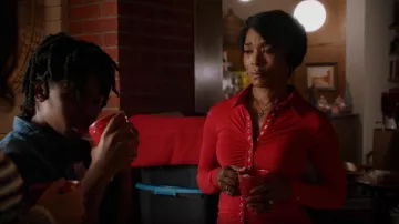 A.L.C. Larsen Ruched Camisa usada por Athena Grant (Angela Bassett) como se ve en 9-1-1 (S05E10)