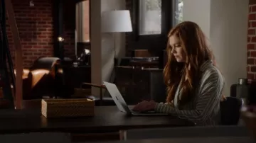 Club Monaco Signature Silk Dolman Button Up Shirt porté par Taylor Kelly (Megan West) vu dans 9-1-1 (S05E11)