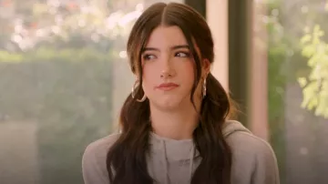 Jennifer Zeuner Jewelry Lou Medium Hoop Pendientes de aro usados por Charli D'Amelio como se ve en The D'Amelio Show (S02E01)