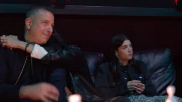 OTD On This Day Stretch Velvet Jean Jacket usada por Charli D'Amelio como se ve en The D'Amelio Show (S02E01)