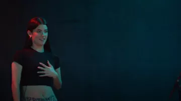 Babaton Contour Crew Camiseta recortada usada por Charli D'Amelio como se ve en The D'Amelio Show (S02E01)