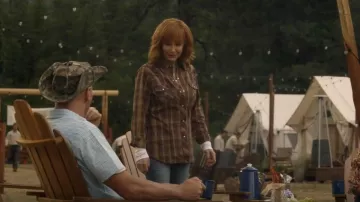 Roper Plaid Print Long Sleeve Snap Western Shirt usada por Sunny Barnes (Reba McEntire) como se ve en Big Sky (S03E02)