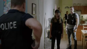 47 Classic Black '47 Clean Up Up usada por Hailey Upton (Tracy Spiridakos) vista en Chicago P.D. (S10E01)