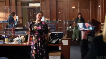 Ted Baker Ossiee Rhubarb Midi Robe portée par Sherri Kansky (Ruthie Ann Miles) vue dans All Rise (S02E07)