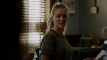 Rag and Bone The Burnout Tee porté par Hailey Upton (Tracy Spiridakos) vu à Chicago P.D. (S10E02)