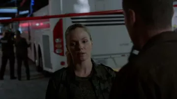 Chaqueta de camuflaje militar L'agence Cromwell usada por Hailey Upton (Tracy Spiridakos) como se ve en Chicago P.D. (S10E02)