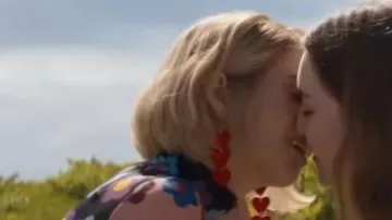 Heart dangle earrings worn by Eleanor (Maya Hawke) in Do Revenge movie outfits