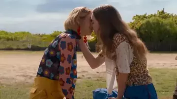 Heart dangle earrings worn by Eleanor (Maya Hawke) in Do Revenge movie outfits