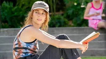 "I hate it here" beige hat cap worn by Eleanor (Maya Hawke) in Do Revenge movie outfits