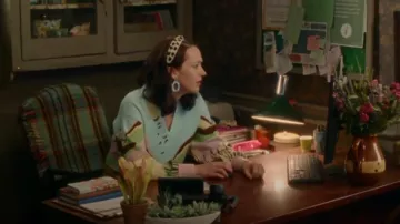 Bershka Col­lar De­tail Retro Graph­ic Jumper in Multi worn by Morwenna Newcross (Jessica Ransom) as seen in Doc Martin (S10E04)