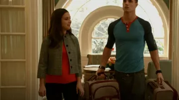 La chaqueta a cuadros de lana de cordero de brooks brothers usada por Becca Gilchrist (Martha MacIsaac) como se ve en 1600 Penn (S01E07)