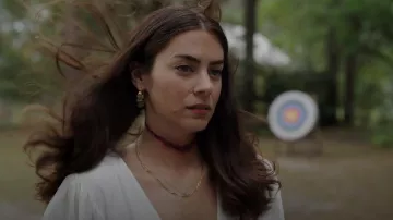 Pendientes de aro de resina Anthropologie usados por Vida (Lorenza Izzo) como se ve en Panhandle (S01E01)