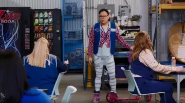 Ugg Purple Classic Mini Stellar Sequin Boots usado por Mateo (Nico Santos) como se ve en Superstore (S06E08)