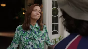 Brooks Brothers Silk Georgette Butterfly Print Bow Blusa usada por Millicent Prescott (Lesley Ann Warren) como se ve en Panhandle (S01E03)