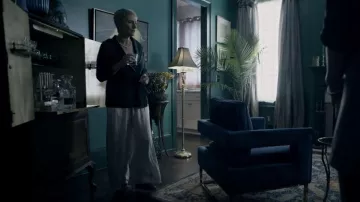 Max Mara Rialto Camel Hair Belted Short Hooded Coat usado por Pamela Milton (Laila Robins) como se ve en The Walking Dead (S11E17)