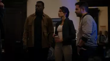 Veste Reiss Allie Suede Biker portée par Lexi Vaziri (Sofia Pernas) vue dans Blood & Treasure (S02E13)