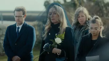 Pierre Balmain Button Cape porté par Tori Matthews (Lisa Dwan) vu dans Bloodlands (S02E03)