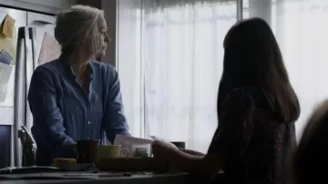 Hugo Boss Collarless Regular-Fit Blouse en Soft Denim usado por Carol Peletier (Melissa McBride) como se ve en The Walking Dead (S11E17)