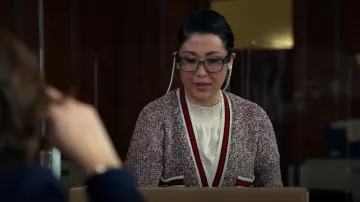 Maje Mapada Knit Button-Front Cardigan usado por Sherri Kansky (Ruthie Ann Miles) como se ve en All Rise (S02E12)
